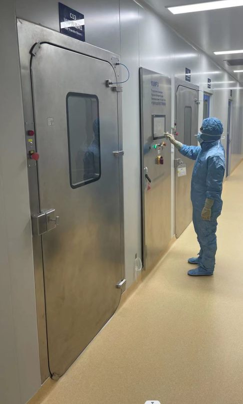 Antecâmara de materiais com descontaminação VHP integrada
