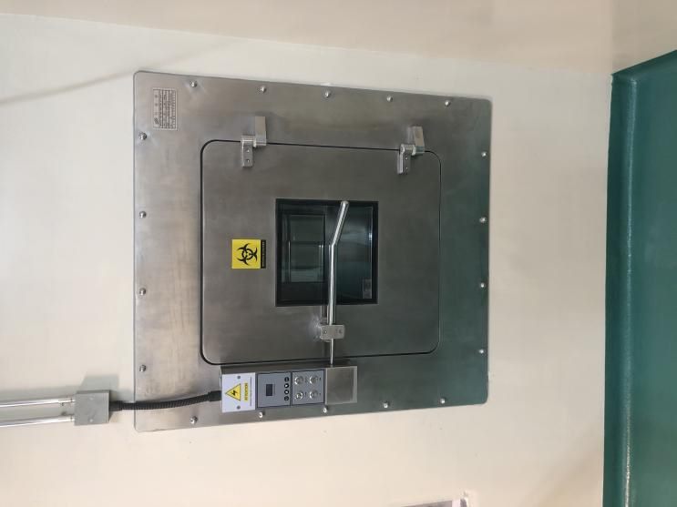 Pass box estanque de biossegurança instalado na parede de um laboratório