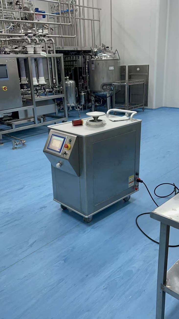 Mobiler VHP-Generator mit Touchscreen in einem pharmazeutischen Produktionsraum